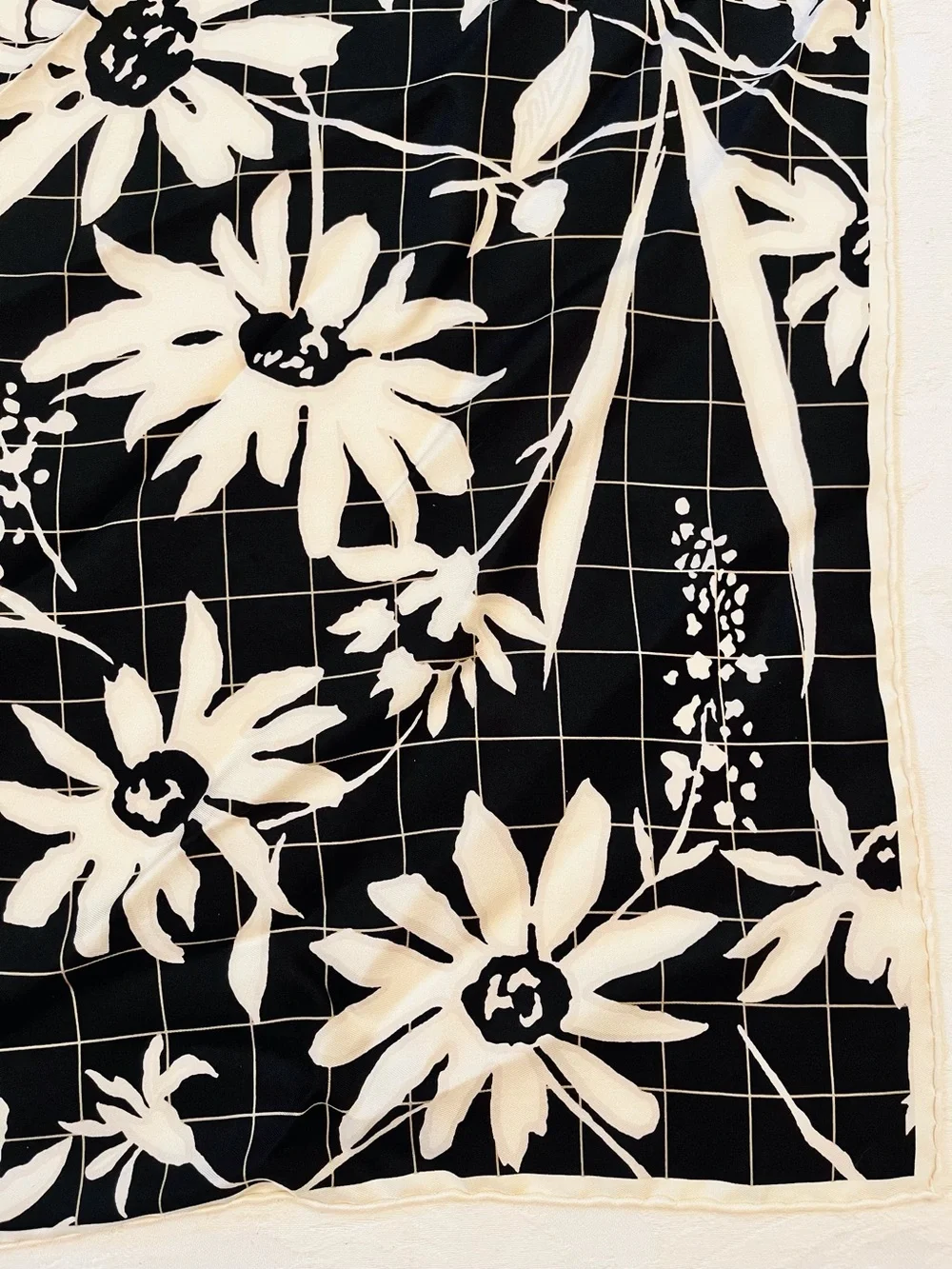 Whimsigoth 1960s triangle head kerchief scarf - black & white daisy rolled hem